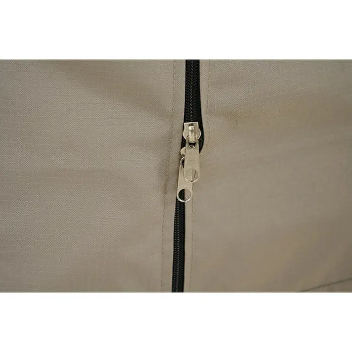Siena Garden Auflagen-Schutzhülle PLUS - L x B x H: 125 x 32 x 50 cm, Polyester, TPU laminiert, Beige - Nahaufnahme eines silberfarbenen Reißverschluss-Schiebers an einem geschlossenen schwarzen Reißverschluss auf beigefarbenem Ripstop-Gewebe.