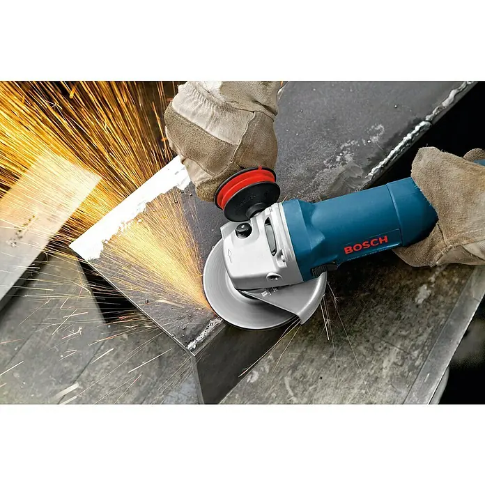 Bosch Professional Elektro-Winkelschleifer GWS 1400 - Durchmesser Scheibe: 125 mm, Leerlaufdrehzahl: 11.800 U/min - Eine Person in Handschuhen verwendet einen blau-silbernen Bosch Winkelschleifer zum Trennen von Metall, wodurch helle Funken entstehen.