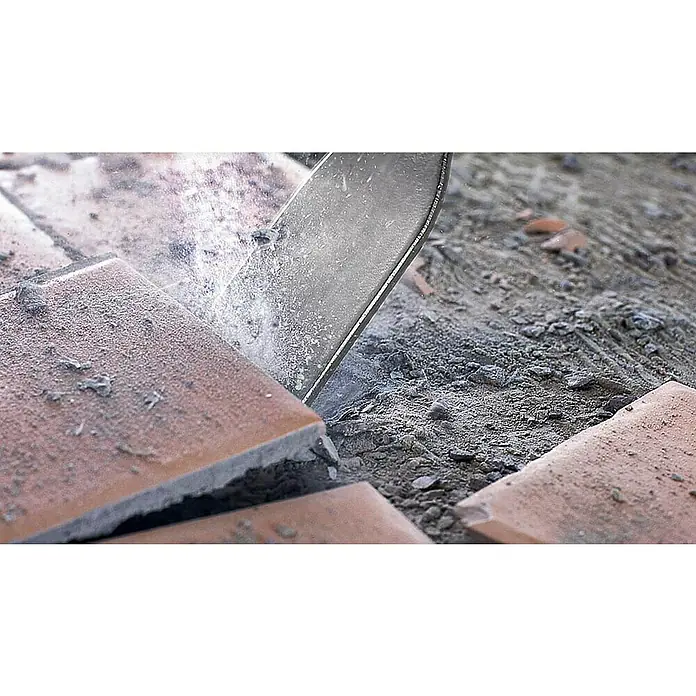 Bosch Professional Abbruchhammer GSH 3 - 650 W, 2,6 J, SDS-Plus-Aufnahme - Metallisches Meißelwerkzeug entfernt alte, rotbraune Fliesen von staubiger Oberfläche.