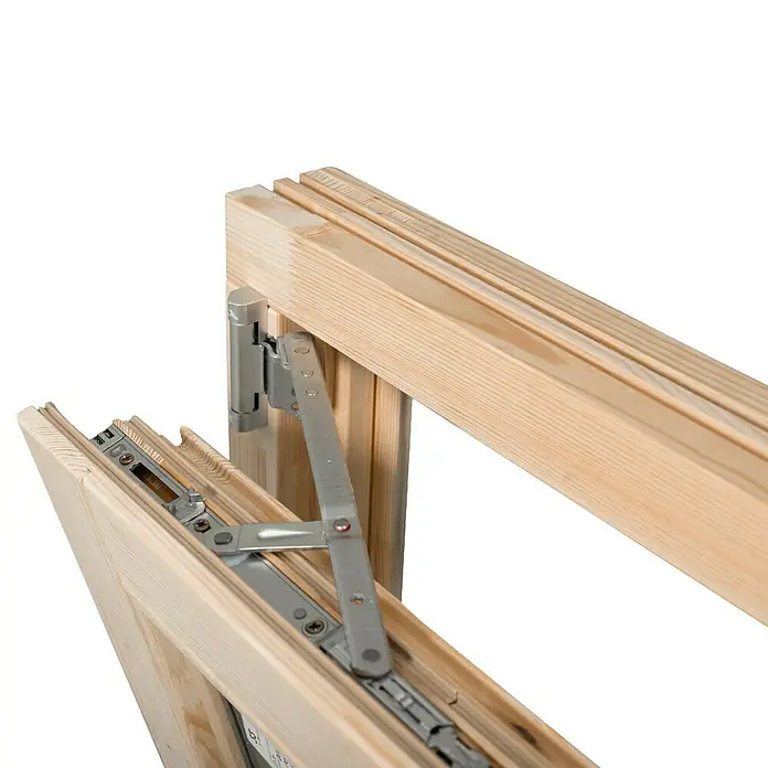 Panto Holzfenster - 60 x 60 cm, Verglasung: 2-fach, DIN Anschlag: Links, Natur - Hölzerner Fensterrahmen aus hellem Holz mit silberfarbenen Metallscharnieren und Öffnungsmechanismus.