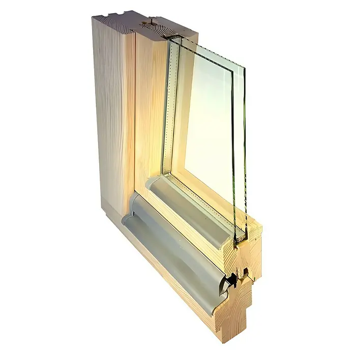 Panto Holzfenster - 80 x 100 cm, Verglasung: 2-fach, DIN Anschlag: Rechts, Natur - Querschnitt eines Naturholz-Fensterrahmens mit Dreifachverglasung, der die Innenkonstruktion und Isolierungsdetails zeigt.