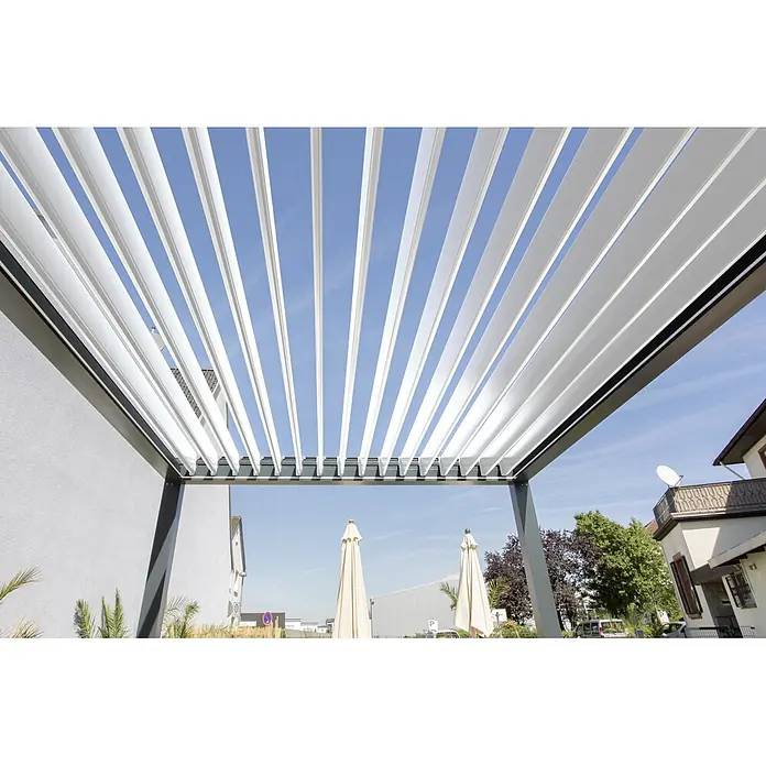 Wismar-NFI Pergola Bio - B x T: 341 x 400 cm, Grau/Weiß, Aluminium - Ansicht einer modernen Pergola mit verstellbaren Lamellen, die Schatten spenden und ein stilvolles Ambiente im Außenbereich schaffen.