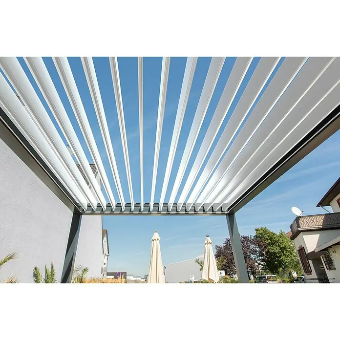 Wismar-NFI Pergola BioB x T: 339,6 x 400 cm, Grau/Weiß, Aluminium - Ansicht einer modernen Pergola mit verstellbaren Lamellen, die Schatten spenden und ein stilvolles Ambiente im Außenbereich schaffen.