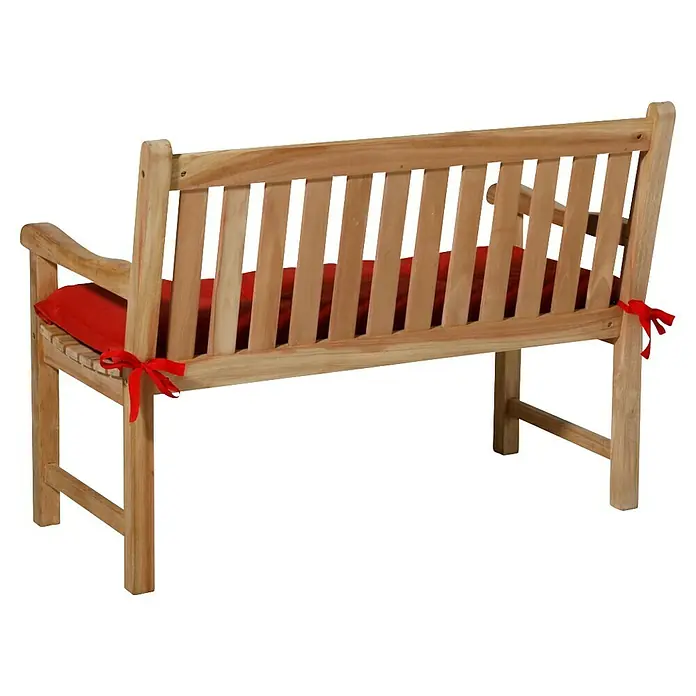 Madison Bankauflage - Rot, L x B: 150 x 48 cm - Helle Holzbank mit rotem Sitzkissen, schräg von hinten dargestellt.