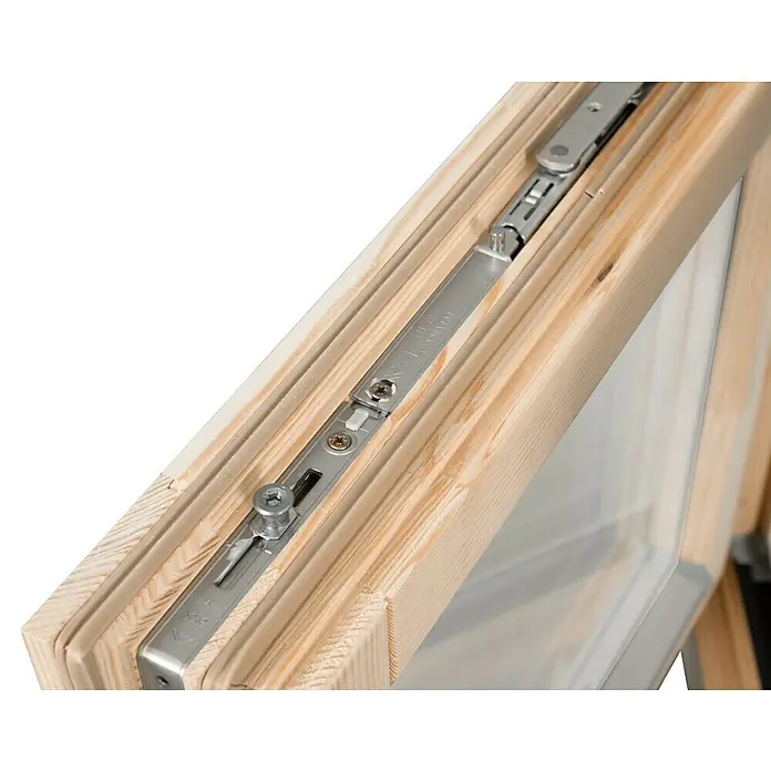 Panto Holzfenster - 60 x 60 cm, Verglasung: 2-fach, DIN Anschlag: Links, Natur - Nahaufnahme eines hellen Holzfensterrahmens mit silberfarbenem Metallbeschlag und Verriegelungsmechanismus, mit sichtbaren Schrauben.