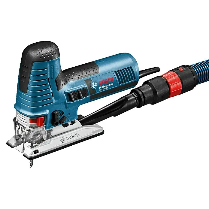 Bosch Professional Elektro-Stichsäge GST 160 CE - 800 W, 800 /min - 3.000 /min - Blau-schwarze Bosch Professional Stichsäge mit Staubabsaugschlauch und rotem Anschluss.