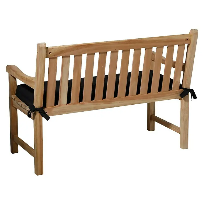 Madison Bankauflage - Schwarz, L x B: 150 x 48 cm - Hellbraune Holzgartenbank mit schwarzem Sitzkissen, leicht schräg von hinten gesehen.
