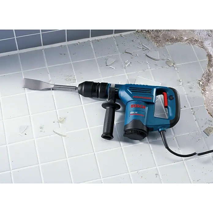 Bosch Professional Abbruchhammer GSH 3 - 650 W, 2,6 J, SDS-Plus-Aufnahme - Blauer Bosch Bohrhammer mit Meißel für Fliesenentfernung.