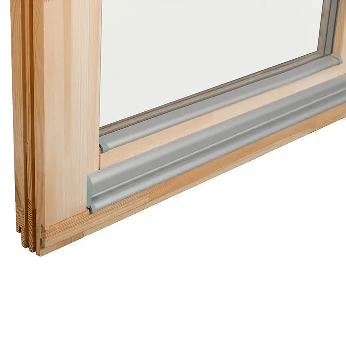 Panto Holzfenster - 80 x 100 cm, Verglasung: 2-fach, DIN Anschlag: Rechts, Natur - Nahaufnahme eines Fensterrahmen-Querschnitts aus Naturholz mit transparentem Glas und grauen Dichtungselementen.