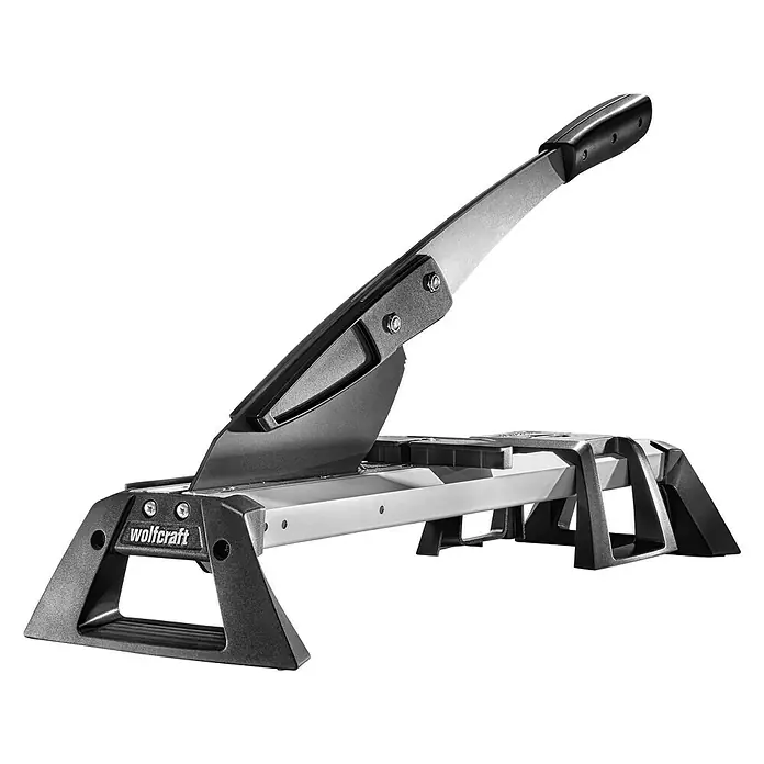 Wolfcraft Laminat- & Vinylschneider VLC 800 - Schnittbreite: 465 mm, Aluminium - Das Bild zeigt eine Wolfcraft Laminatschneider VLC 800, ein Werkzeug zum präzisen Zuschneiden von Laminat. Das Gerät steht auf einem weißen Hintergrund.