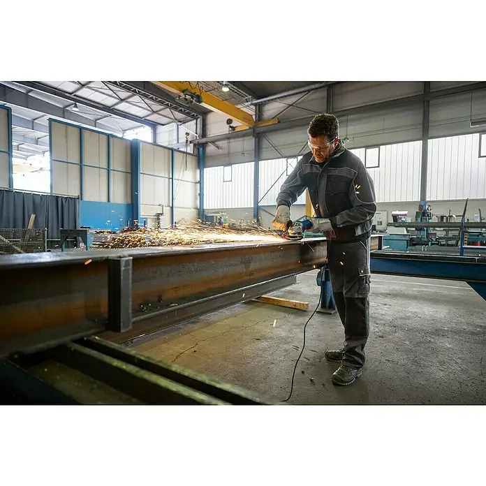 Bosch Professional Elektro-Winkelschleifer GWS 12-125 - Durchmesser Scheibe: 125 mm, Leerlaufdrehzahl: 0 U/min - 11.000 U/min - Arbeiter in Schutzausrüstung nutzt Winkelschleifer an Metallträger, Funken sprühen.
