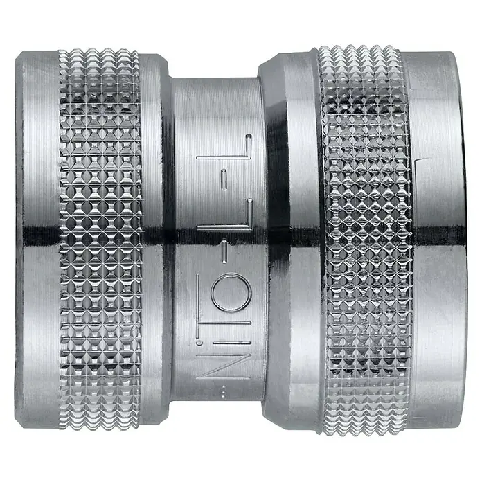 Kupplung - Gewinde: 3/4" - Silberner Metallverbinder mit gerändelten Griffen, graviert mit 'NILFISK'.