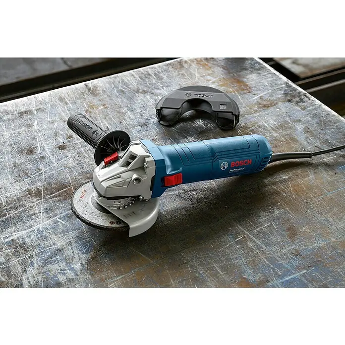 Bosch Professional Elektro-Winkelschleifer GWS 12-125 - Durchmesser Scheibe: 125 mm, Leerlaufdrehzahl: 0 U/min - 11.000 U/min - Blaue und silberne Bosch-Winkelschleifer mit Trennscheibe und Zusatzgriff auf einer Metallwerkbank, mit Schutzhaube.