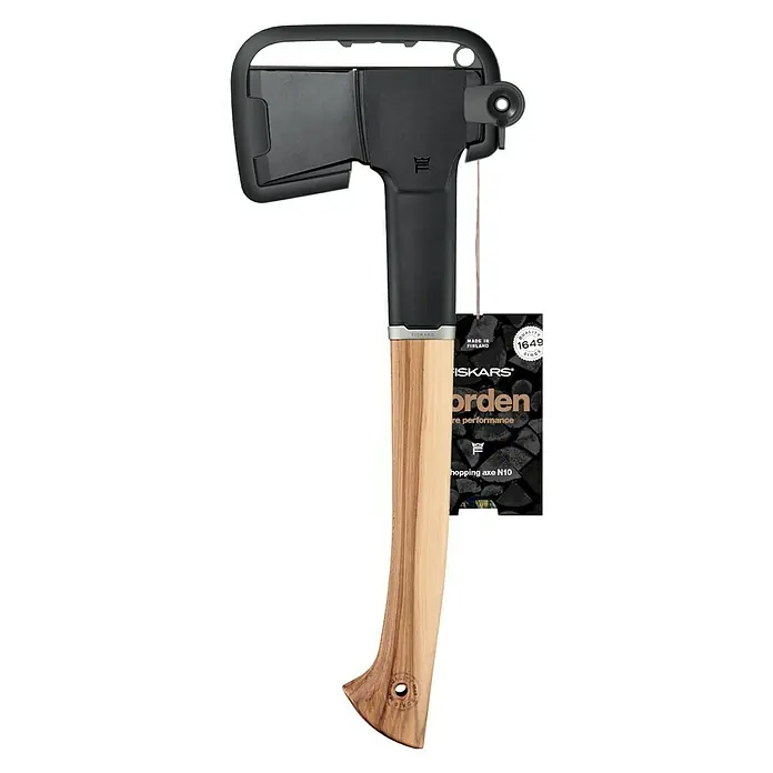 Fiskars Norden Universalaxt N10 - Länge: 47,6 cm - Abgebildet ist eine Fiskars Axt Nordics N10. Die Axt hat einen Eschenholzgriff und einen schwarzen Axtkopf. Inklusive Transportschutz.