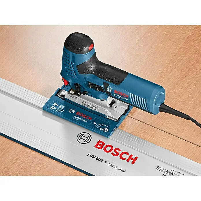Bosch Professional Elektro-Stichsäge GST 160 CE - 800 W, 800 /min - 3.000 /min - Blau-schwarze Bosch Stichsäge auf blauem Adapter, präzise geführt von einer silbernen Bosch FSN 800 Professional Führungsschiene.