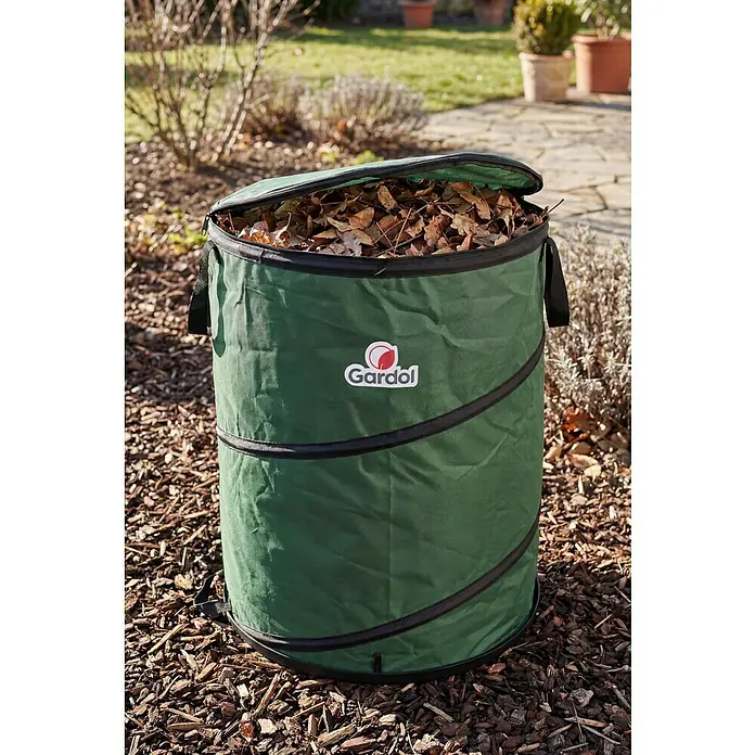 Gardol Premium Pop-Up Gartenabfallsack - 175 l, Ø x H: 56 x 71 cm - Grüne Gardol Pop-up-Gartentasche voller trockener Blätter auf Rindenmulch in einem sonnigen Garten.