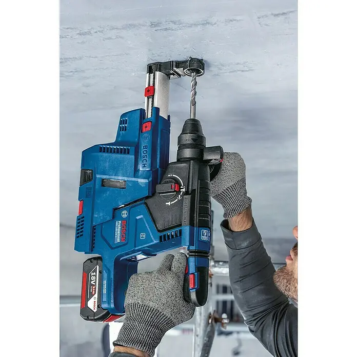 Bosch Professional AMPShare 18V Akku-Kombihammer GBH 18V-24 C - 18 V, 2 Akkus, 2,4 J - Blauer Bosch Bohrhammer mit Staubabsaugung bohrt aktiv in Betondecke.