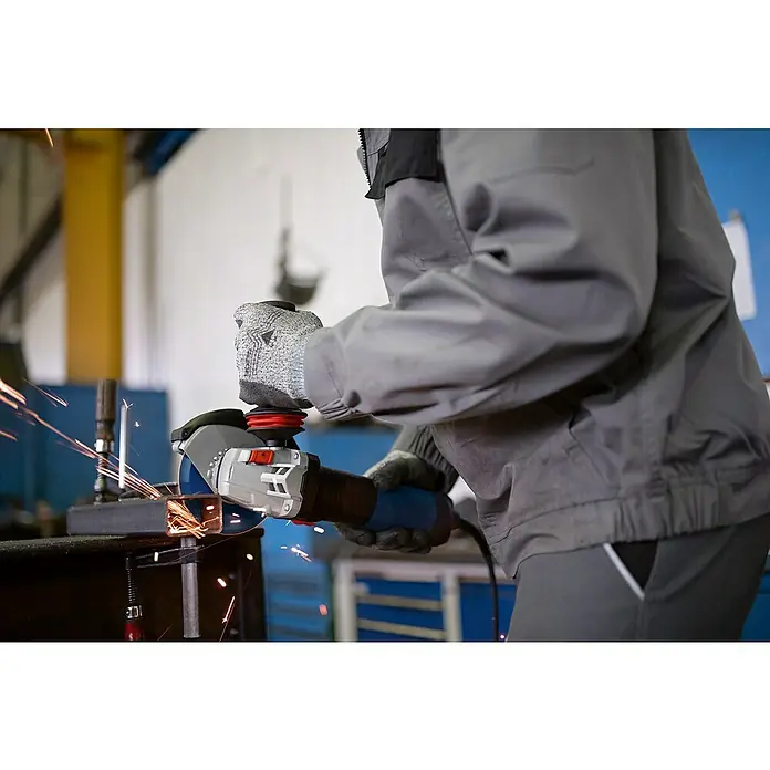 Bosch Professional Elektro-Winkelschleifer PRO GWS 17-125 SB - 1.700 W, Durchmesser Scheibe: 125 mm, Leerlaufdrehzahl: 2.800 U/min - 11.500 U/min - Arbeiter verwendet einen Winkelschleifer, um Metall zu schneiden, Funken erzeugend.