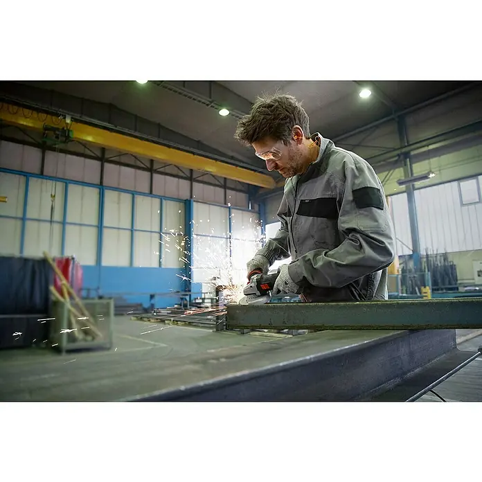 Bosch Professional Elektro-Winkelschleifer PRO GWS 17-125 SB - 1.700 W, Durchmesser Scheibe: 125 mm, Leerlaufdrehzahl: 2.800 U/min - 11.500 U/min - Arbeiter mit Schutzausrüstung benutzt Winkelschleifer, um Metallträger zu schneiden, Funken sprühend.