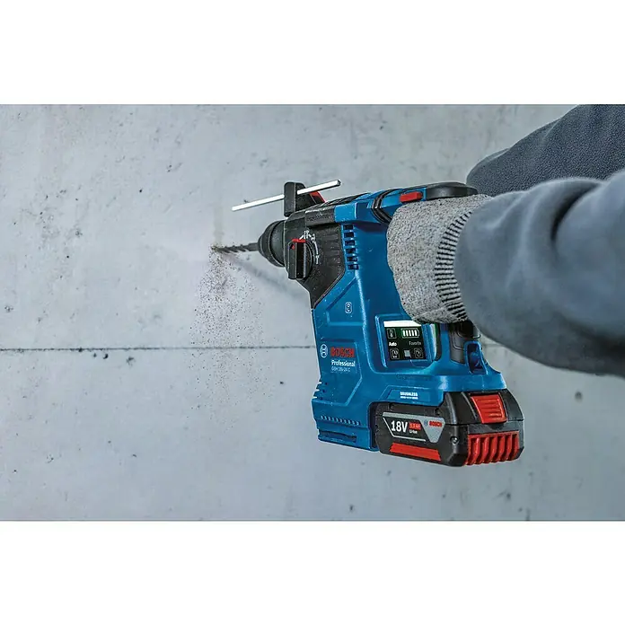 Bosch Professional AMPShare 18V Akku-Kombihammer GBH 18V-24 C - 18 V, Ohne Akku, 2,4 J - Blauer Bosch 18V Akku-Bohrhammer mit 5,0Ah Akku bohrt in Betonwand, von behandschuhten Händen gehalten.