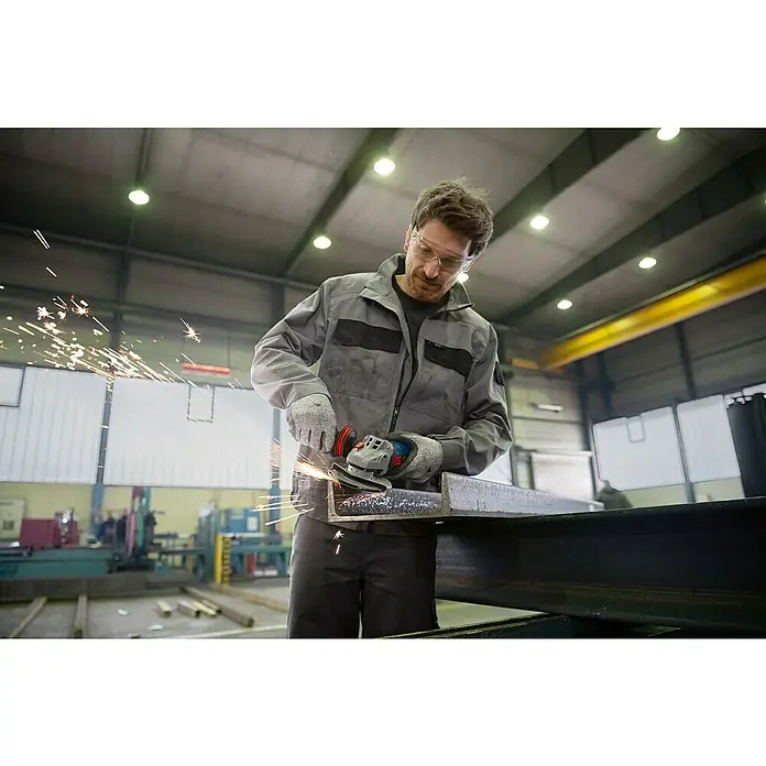 Bosch Professional Elektro-Winkelschleifer PRO GWS 17-125 SB - 1.700 W, Durchmesser Scheibe: 125 mm, Leerlaufdrehzahl: 2.800 U/min - 11.500 U/min - Winkelschleifer im Einsatz, ein Arbeiter schneidet einen Metallträger, Funken fliegen.