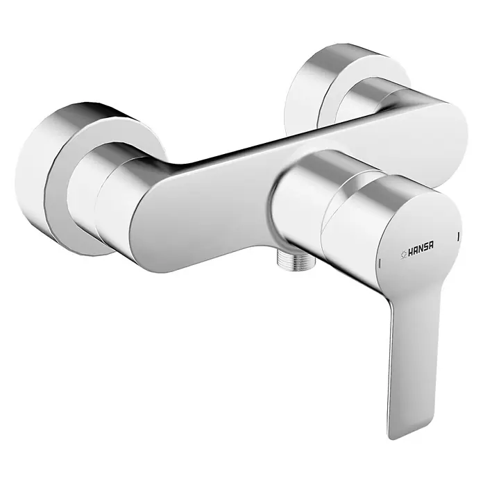 Hansa Ligna Brausearmatur - Chrom, Glänzend - Nahaufnahme einer glänzenden, modernen HANSA-Wandarmatur aus Chrom, die Stil und Funktionalität für Ihr Badezimmer vereint.