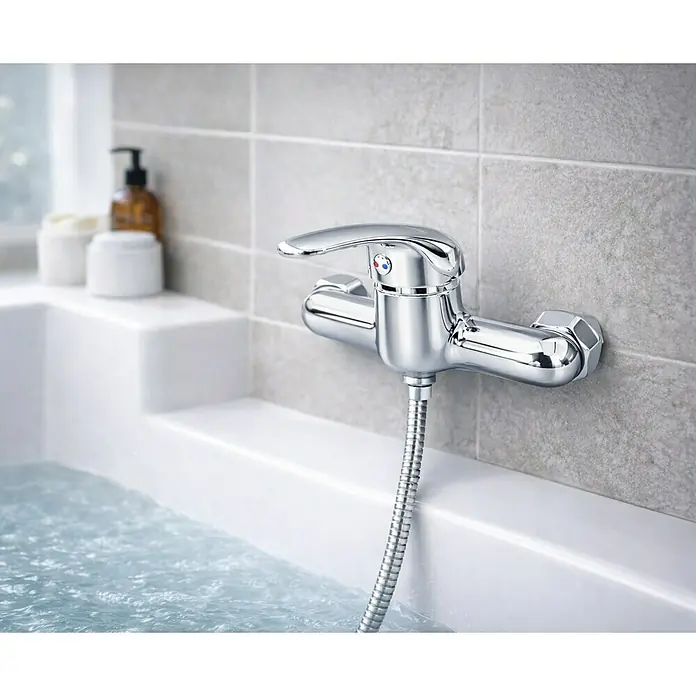 Rousseau Memphis Grifo monomando de ducha - Cromo, Brillante - Grifo de bañera cromado con manguera de ducha, instalado sobre una bañera con agua.