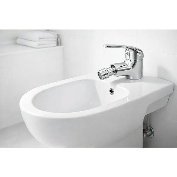 Rousseau Memphis Grifo monomando de bidé - Cromo, Brillante - Bidet de cerámica blanca con grifo cromado y rociador integrado en un baño moderno.