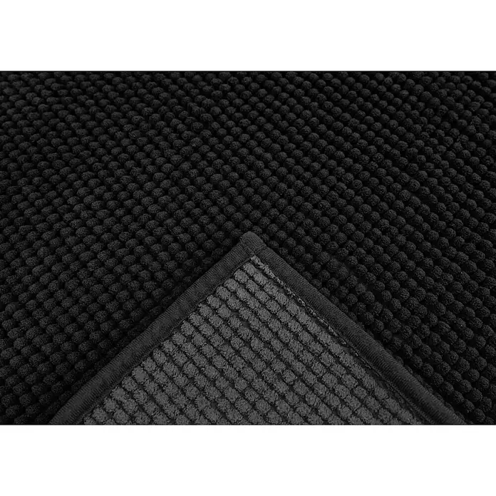 Badteppich Zottel - 50 x 80 cm, Schwarz, 100% Polyester - Schwarze Noppen-Badematte mit umgeklappter Ecke, die die texturierte Unterseite zeigt.