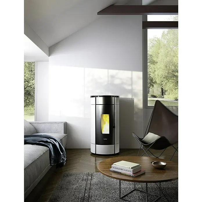 FreePoint Pelletofen Globe - 11 kW, Raumheizvermögen: 252 m³, 0,6 kg/h - 2,5 kg/h, Weiß - Ein moderner Pelletofen in Weiß und Schwarz steht in einem stilvollen Wohnzimmer. Der Ofen sorgt für Wärme und Behaglichkeit im Raum.