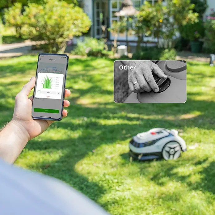 RoboUp Mähroboter Raccoon 2 SE - 600 m², Schnittbreite: 20 cm, Kamera-gestützte Navigation - Smartphone-App steuert weißen/grauen Mähroboter auf Rasen; eine Hand stellt dessen Schnitthöhe ein.