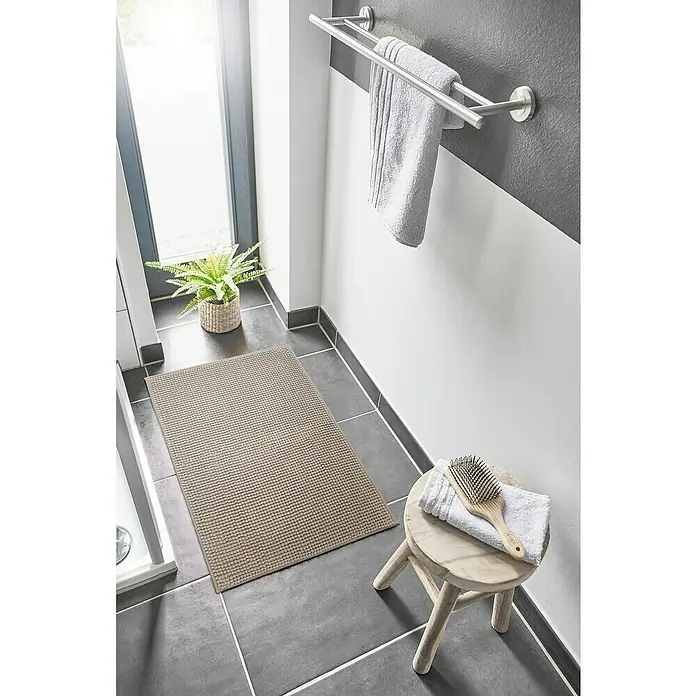 Badteppich Zottel - 50 x 80 cm, Sand, 100% Polyester - Rechteckige, hellbeige Badematte mit Noppenstruktur auf Fliesenboden im Badezimmer.