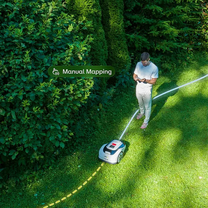 RoboUp Mähroboter Raccoon 2 SE - 600 m², Schnittbreite: 20 cm, Kamera-gestützte Navigation - Weiß-grauer Mähroboter kartiert manuell einen Gartenweg mit Lichtlinien, gesteuert von einer Person per Smartphone.