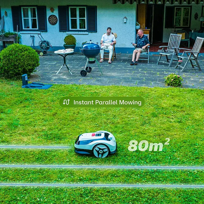 RoboUp Mähroboter Raccoon 2 SE - 600 m², Schnittbreite: 20 cm, Kamera-gestützte Navigation - Ein grauer und weißer Mähroboter mäht einen Rasen effizient in parallelen Bahnen, mit 80m² Flächenangabe.