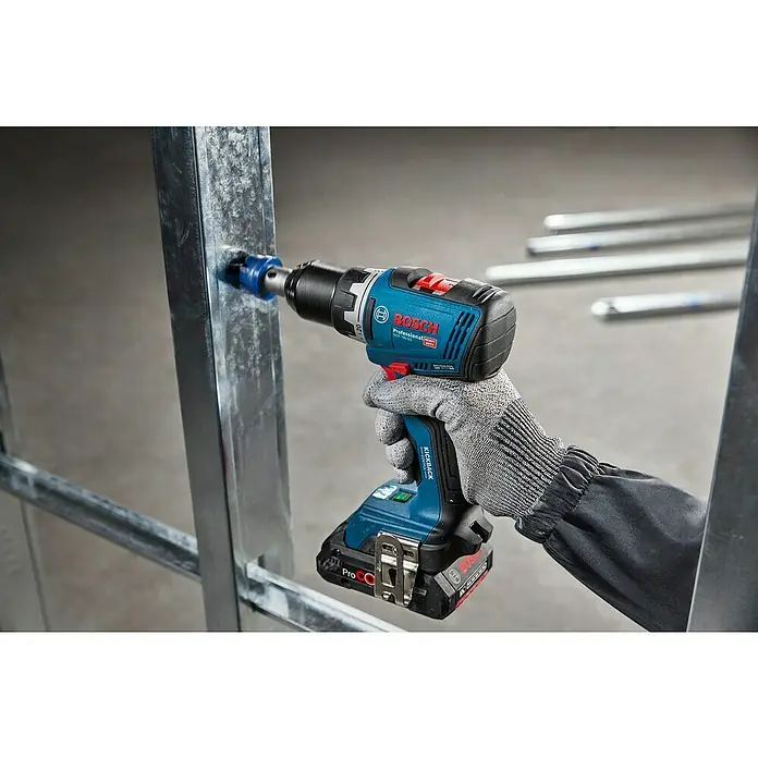 Bosch Professional AMPShare 18V Akku-Bohrschrauber GSR 18V-65 - 18 V, 2 Akkus, 4 Ah, 76 Nm, 2 x 4 Ah Akku, mit L-BOXX-Koffer - Blauer und schwarzer Bosch Professional Akku-Bohrschrauber, von einer behandschuhten Hand gehalten, bohrt in ein silbernes Metallprofil.