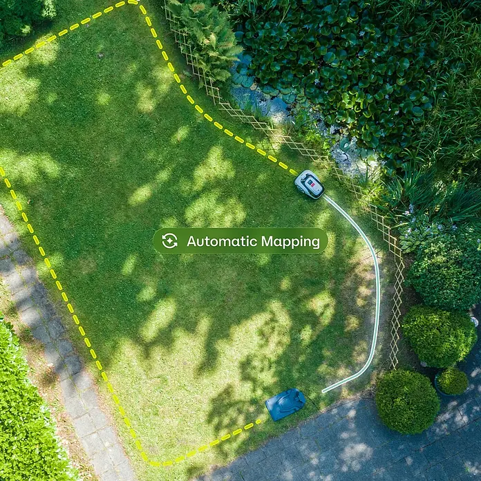RoboUp Mähroboter Raccoon 2 SE - 600 m², Schnittbreite: 20 cm, Kamera-gestützte Navigation - Zwei weiße und dunkle Mähroboter kartieren automatisch eine grüne Rasenfläche aus der Vogelperspektive.
