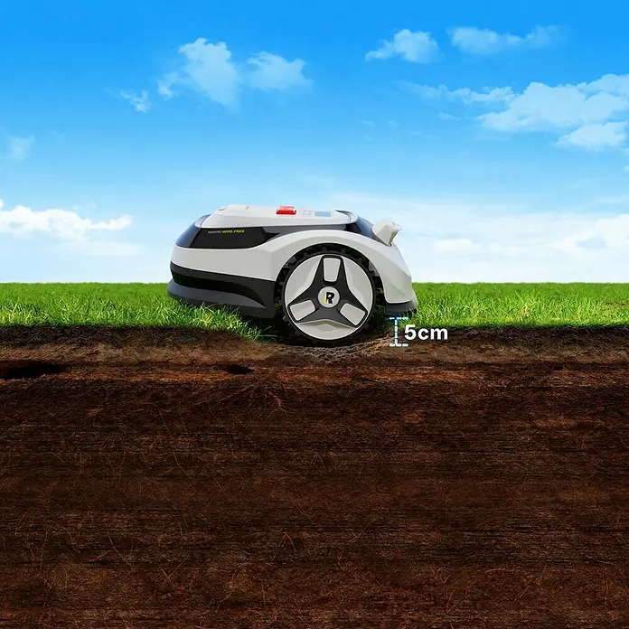RoboUp Mähroboter Raccoon 2 SE - 600 m², Schnittbreite: 20 cm, Kamera-gestützte Navigation - Weißer und schwarzer Rasenroboter auf Gras, der seine 5 cm Schnitthöhe über einem Bodenschnitt zeigt.
