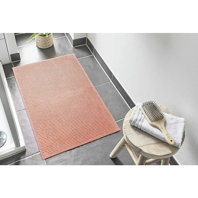 Badteppich Zottel - 50 x 80 cm, Rose, 100% Polyester - Rosa rechteckige Badematte mit strukturierten Noppen, auf dunklen Fliesen in einem modernen Badezimmer.
