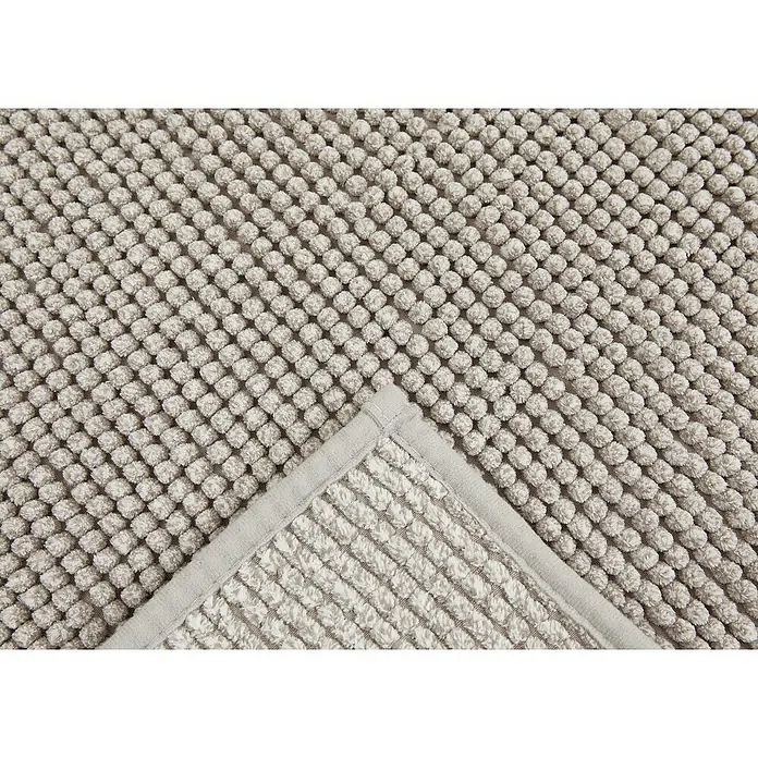 Badteppich Zottel - 60 x 100 cm, Grau, 100% Polyester - Hellgraue Badematte mit weicher Noppenstruktur. Eine Ecke ist umgeklappt, um die gerippte Unterseite zu zeigen.