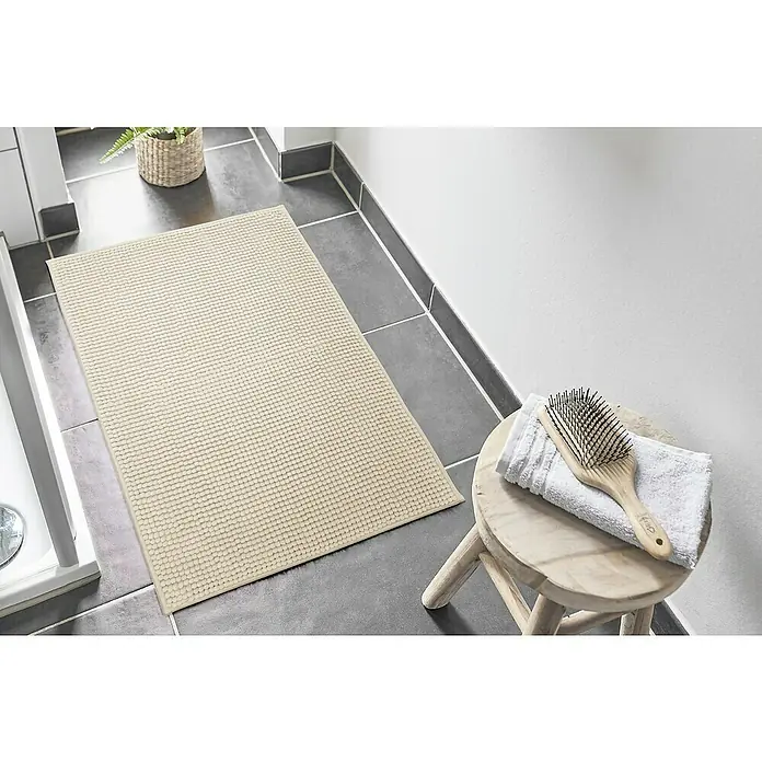 Badteppich Zottel - 50 x 80 cm, Creme, 100% Polyester - Rechteckiger beiger Badteppich mit weichen, strukturierten Schlaufen in einem Badezimmer.