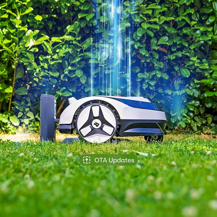 RoboUp Mähroboter Raccoon 2 SE - 600 m², Schnittbreite: 20 cm, Kamera-gestützte Navigation - Weißer und schwarzer Rasenroboter mit großen Rädern und 'R'-Logo, nahe der Ladestation, empfängt digitale Updates.