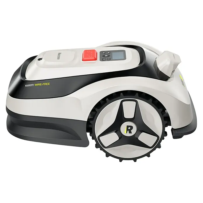 RoboUp Mähroboter Raccoon 2 SE - 600 m², Schnittbreite: 20 cm, Kamera-gestützte Navigation - Weiß-schwarzer Mähroboter mit rotem Stopp-Knopf, Digitalanzeige und großen Rädern mit „R“-Logo, beschriftet „BOUNDARY WIRE-FREE“.