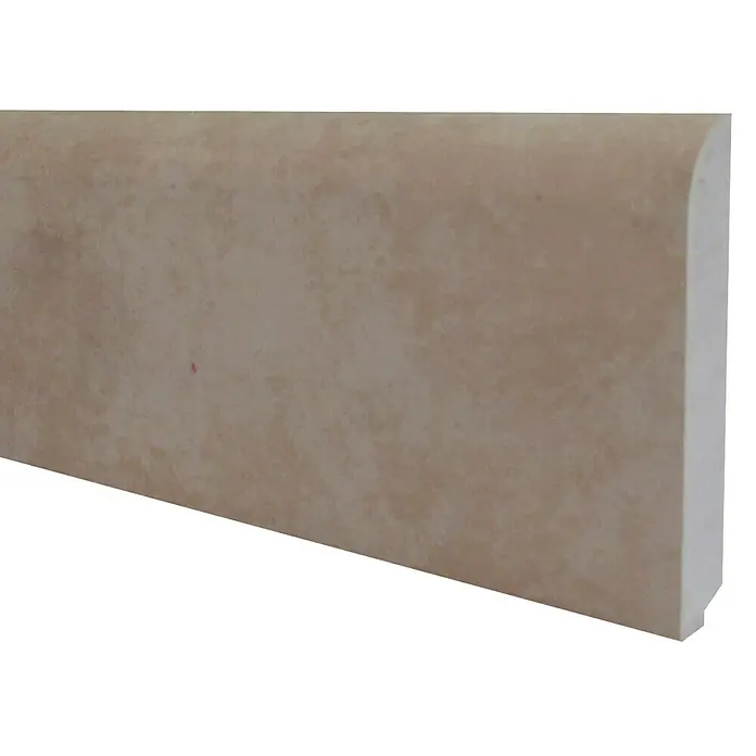 Bariperfil Rodapié Arenisca - 2,2 m x 10 mm x 7 cm - Primer plano de un zócalo marrón claro con borde redondeado, ideal para el diseño de interiores. La tabla es duradera y fácil de limpiar.