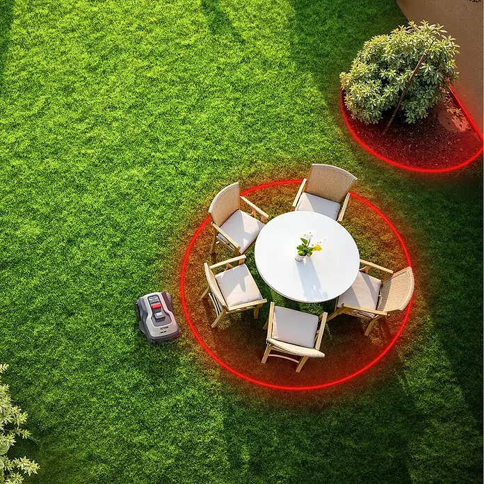 RoboUp Mähroboter T1200 - 1.500 m², Schnittbreite: 20 cm, Kamera-gestützte Navigation, RTK - Grauer Mähroboter auf Rasen, mäht autonom um Gartenhindernisse mit roten Ausschlusszonen herum.