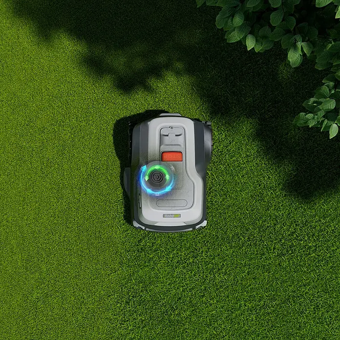 RoboUp Mähroboter T1200 - 1.500 m², Schnittbreite: 20 cm, Kamera-gestützte Navigation, RTK - Ein grauer und schwarzer Mähroboter mit leuchtendem Bedienfeld steht auf grünem Rasen im Schatten eines Baumes.