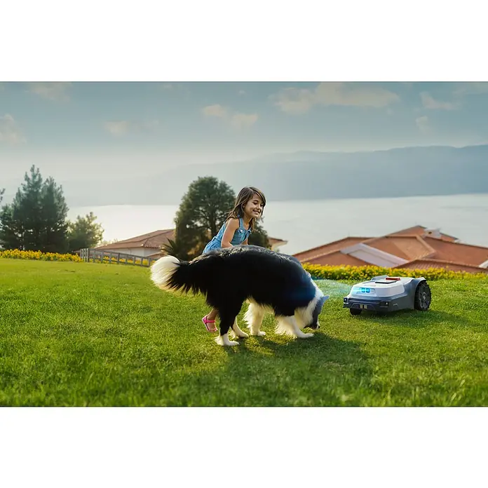 RoboUp Mähroboter T1200 - 1.500 m², Schnittbreite: 20 cm, Kamera-gestützte Navigation, RTK - Grau-weißer Rasenroboter, bereit zum autonomen Rasenmähen.