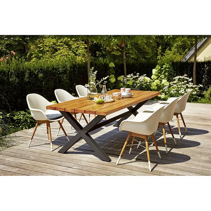 Sunfun Gartenmöbel-Set Sonja - 7 -tlg., Robinie/Kunststoff, Eukalyptus, Naturbraun/Weiß, Schwarz, Anthrazit - Ein Holztisch mit sechs Stühlen im Garten. Der Tisch hat eine dunkle X-förmige Basis und eine Holzplatte. Die Stühle sind aus weißem Kunststoff gefertigt.