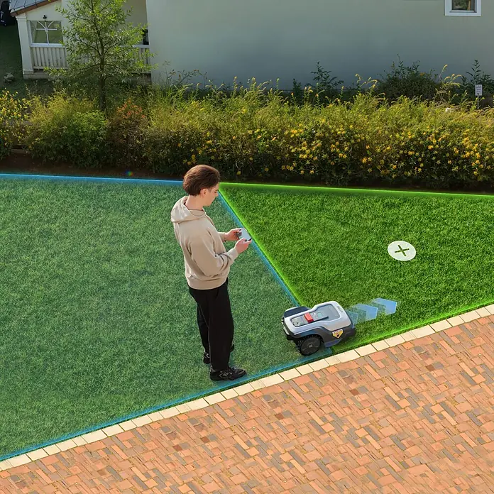 RoboUp Mähroboter T600 - 800 m², Schnittbreite: 20 cm, Kamera-gestützte Navigation, RTK - Eine Person steuert einen grau-roten Mähroboter per Smartphone im Garten, der seinen kartierten Mähbereich anzeigt.