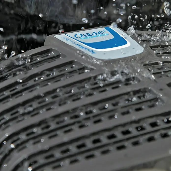Oase Filterpumpe Aqua Max Eco Classic 2500 E - 23 W, Fördermenge pro Std.: 2.600 l - Nahaufnahme des Oase AquaMax Eco Classic Filters mit Wasserspritzern.