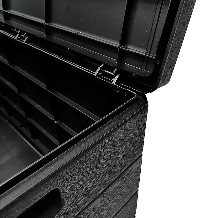 Kissenbox - 59 x 118 x 57 cm, Kunststoff, Anthrazit - Offene schwarze Kunststoff-Aufbewahrungsbox mit Holzmaserung. Der Deckel ist teilweise geöffnet und zeigt das leere Innere.